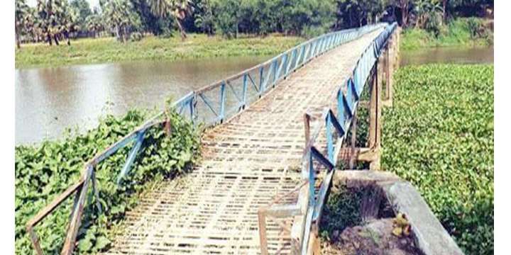 ডাকাতিয়া নদীর উপর সেতু নির্মাণ না হওয়ায় বাড়ছে জনদুর্ভোগ