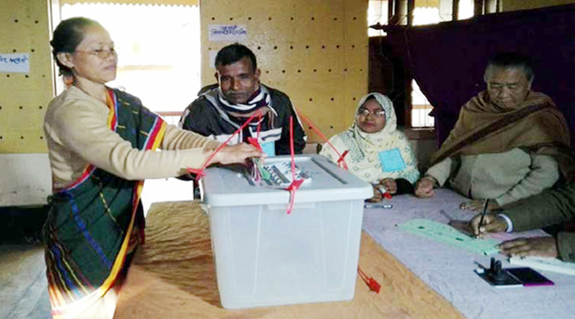 ব্যালট নেই, কেন্দ্রের বাইরে ভোটারদের বিক্ষোভ