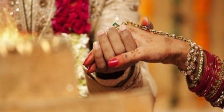 স্ত্রীর সঙ্গে প্রেমিকের বিয়ে দিলেন স্বামী!