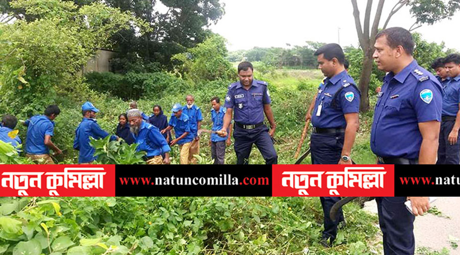ঈদযাত্রা নিরাপদ করতে মহাসড়কের পাশে ঝোপঝাড় পরিষ্কারে পুলিশ