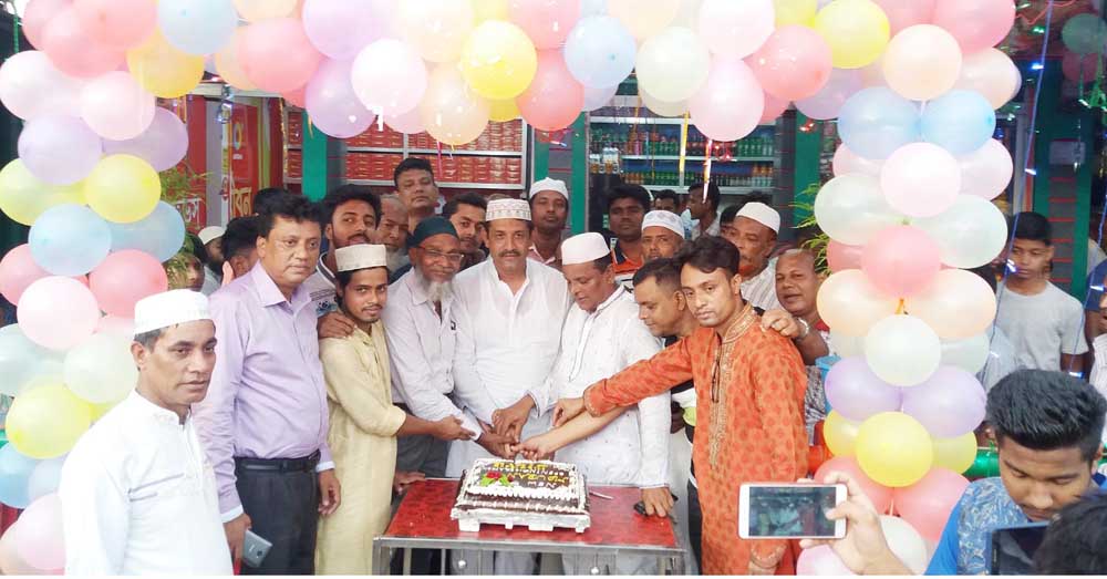 চৌদ্দগ্রাম বাজারে নিউ মৌবন ফুডসের উদ্বোধন