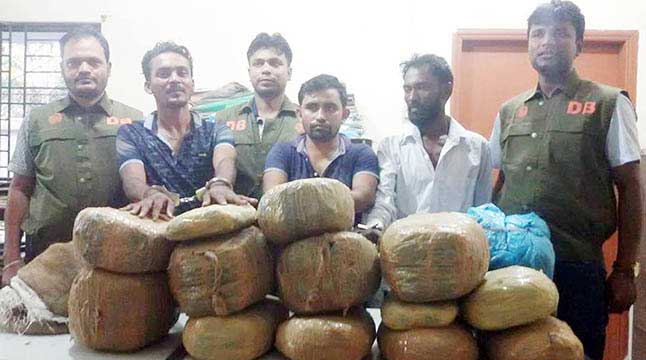 কুমিল্লায় সোয়া মন গাঁজাসহ আটক ৩