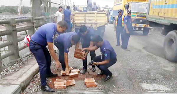 মেঘনা-গোমতী সেতুর গর্তে যাত্রীদের দুর্ভোগ চরমে