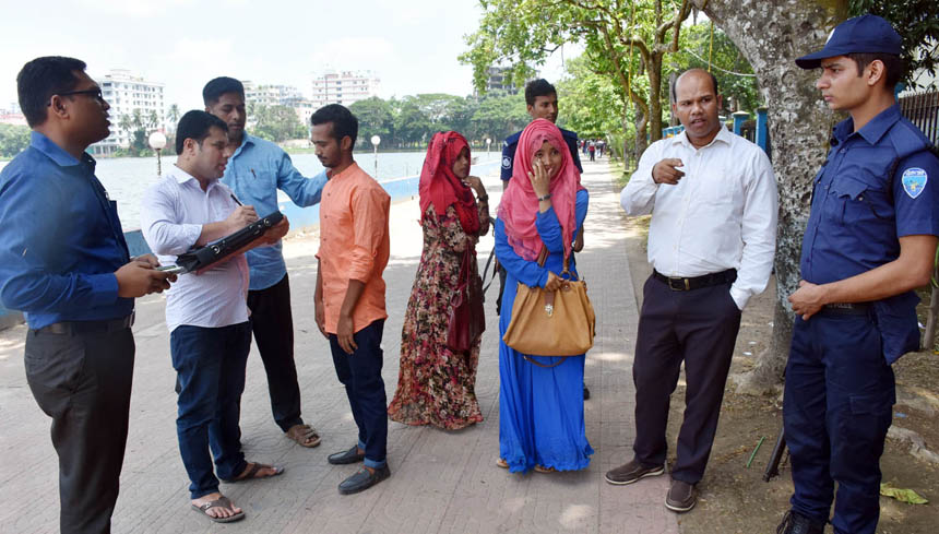 কুমিল্লায় স্কুল-কলেজ ফাঁকি দিয়ে পার্কে আড্ডা: শিক্ষার্থীদের জরিমানা