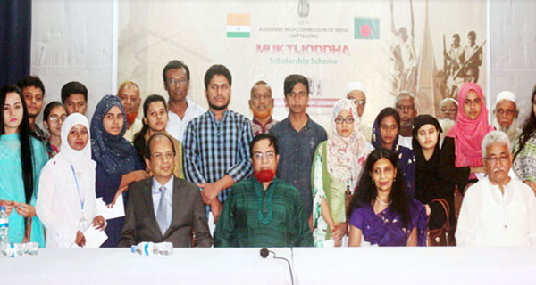 কুমিল্লায় মুক্তিযোদ্ধার সন্তানদের শিক্ষা বৃত্তি দিয়েছে ভারতীয় হাই কমিশন
