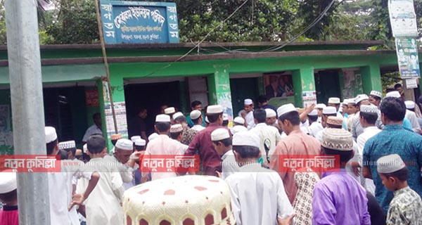 বরুড়ায় শ্লীলতাহানির বিচার দাবীতে চেয়ারম্যানের কার্যালয় ঘেরাও