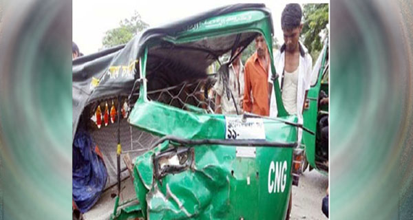 কুমিল্লায় অটোরিকশা নিয়ন্ত্রণ হারিয়ে বাবা-ছেলের মৃত্যু