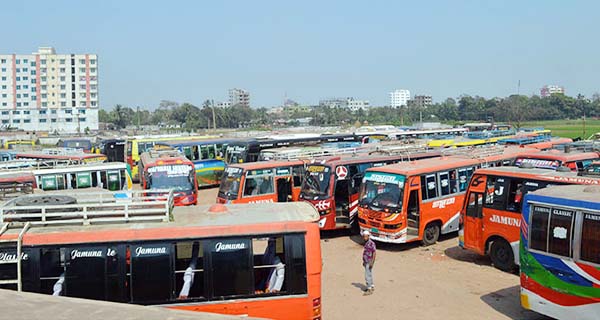 কুমিল্লা থেকে ২৭ রুটে আজও বাস চলাচল বন্ধ: ভোগান্তিতে যাত্রীরা