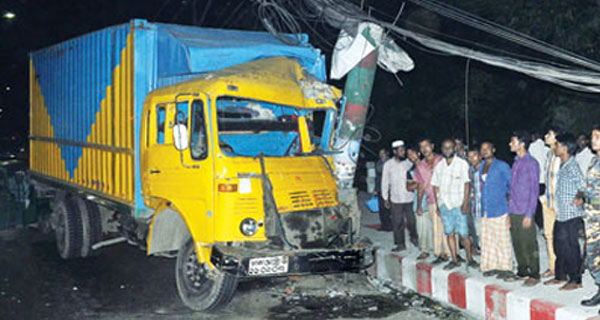 কুমিল্লায় কাভার্ডভ্যানের ধাক্কায় মোটরসাইকেল চালক নিহত