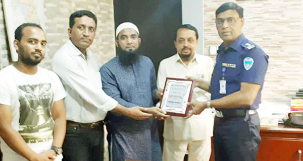 কুমিল্লার পুলিশ সুপার সৈয়দ নুরুল ইসলামকে শুভেচ্ছা স্মারক