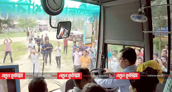 শিক্ষার্থীদের বাস কুবি উপাচার্য নিজেই চালালেন!