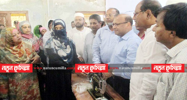 লাকসামে মহিলাদের মাঝে সেলাই মেশিন বিতরণ