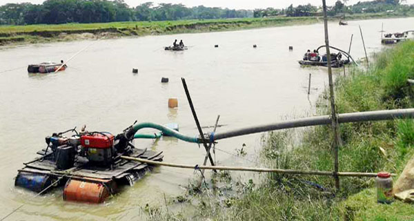 কুমিল্লায় বালু উত্তোলনের দায়ে ৩ জনের সাজা, ২২ ড্রেজার জব্দ