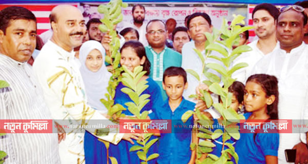 চান্দিনায় শিক্ষার্থীদের মাঝে চারা গাছ বিতরণ