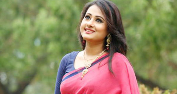 মৌসূমী ও পপির চেয়ে উপরে পূর্ণিমা: ফেরদৌস