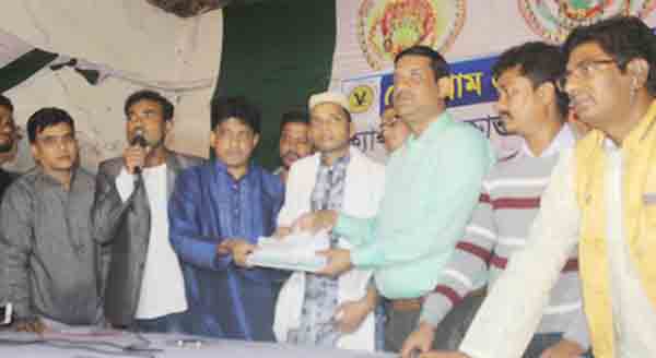 ক্যান্সারে আক্রান্ত অনুকে ১০ লাখ টাকার চেক হস্তান্তর