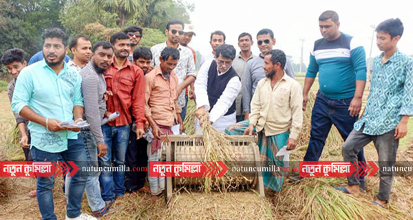 কুমিল্লায় ধান মাড়াই করে বিএনপি প্রার্থীর ভোট প্রার্থনা