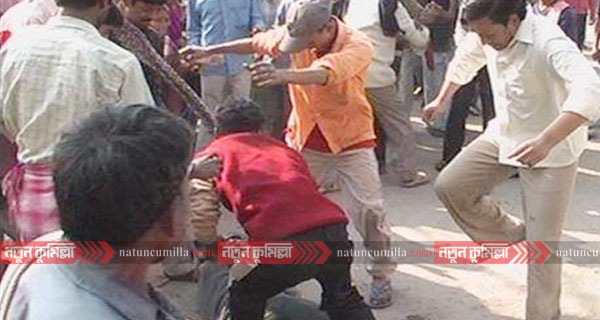 মনোহরগঞ্জে চার মাদক সেবীকে গণধোলাই