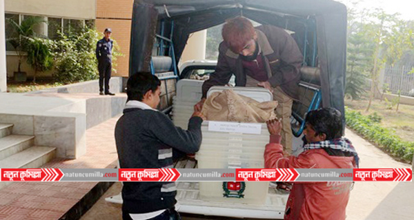 কুমিল্লার ভোট কেন্দ্র গুলোতে যাচ্ছে ভোটের সরঞ্জাম