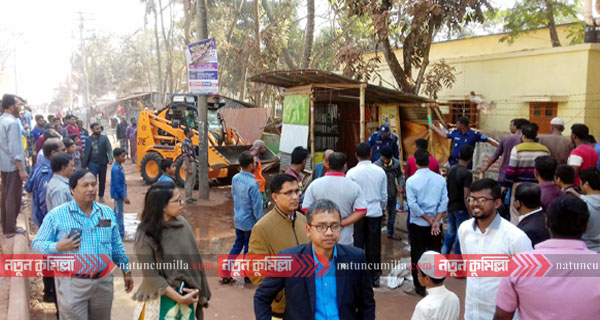 চান্দিনায় সড়কের উপর গড়ে ওঠা অবৈধ স্থাপনা উচ্ছেদ