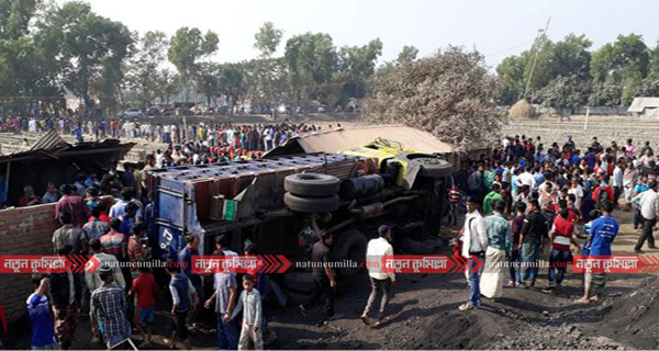 কুমিল্লায় ট্রাক উল্টে ঘুমন্ত ১৩ শ্রমিকের মৃত্যু