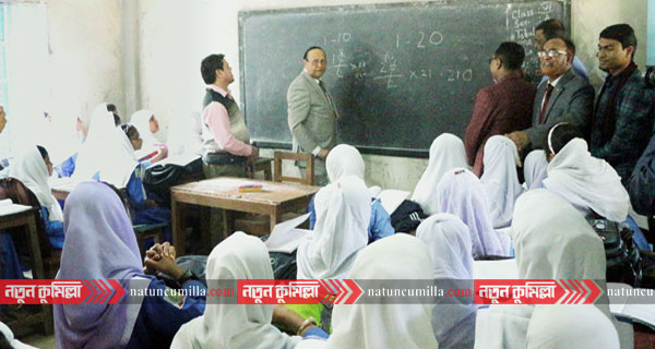 কুমিল্লায় বিদ্যালয়ে শিক্ষার্থীদের সংসদ সদস্যের পাঠদান