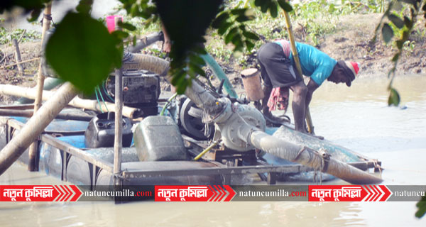কুমিল্লায় ডাকাতিয়া নদী থেকে ড্রেজার মেশিন দিয়ে অবৈধভাবে বালু উত্তোনল