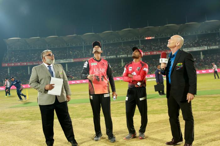 টস হেরে ব্যাটিংয়ে খুলনা টাইটানস