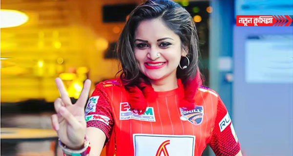 কেক কেটে নাফিসা কামালের বিজয় উৎসব পালন