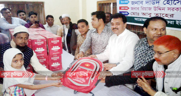 নাঙ্গলকোটে ৮ শতাধিক স্কুল ব্যাগ ও সেলাই মেশিন বিতরণ