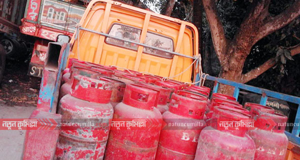 কুমিল্লায় ইউনির্ভাসাল গ্যাস প্লান্টে বিভিন্ন কোম্পানীর রিফিল: আটক ৩