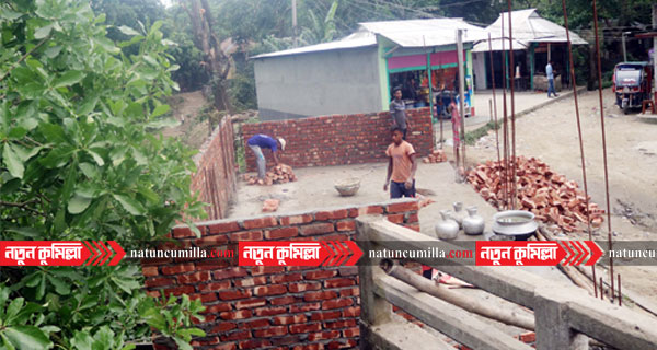 কুমিল্লায় বাধা উপেক্ষা করে সরকারি জায়গায় স্থাপনা নির্মাণ!