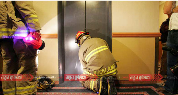 কুমিল্লায় লিফটে আটকা পড়া ১৫ আইনজীবী উদ্ধার