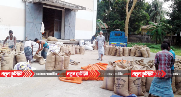 নাঙ্গলকোটে কৃষকদের ধানের টাকা দিচ্ছেন না খাদ্য কর্মকর্তা আনিছ!