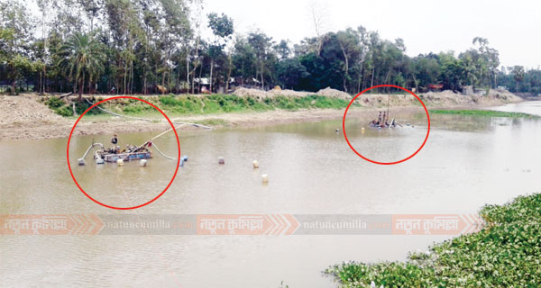 নাঙ্গলকোটে ডাকাতিয়া নদীতে অবৈধভাবে বালু উত্তোলন