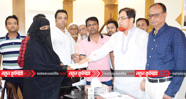 নাসুয়া এসোসিয়েট কর্মচারি রাব্বির মায়ের হাতে এমপি বাহারের অনুদান
