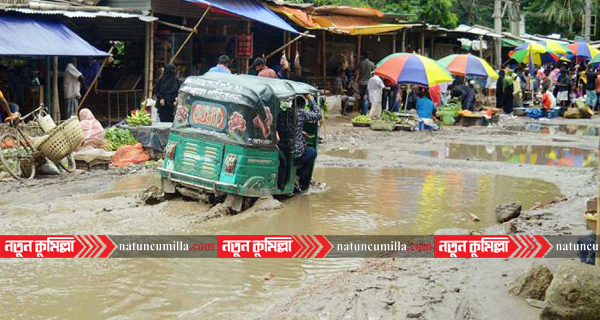 নগরীর টমছম ব্রিজ-কোটবাড়ি সড়ক যেন জলাশয়