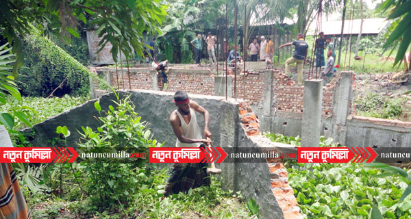 লাকসামে খালের ওপর নির্মিত অবৈধ স্থাপনা উচ্ছেদ