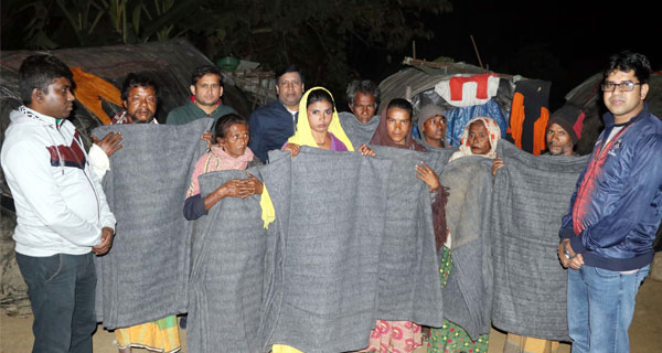 মুরাদনগরে বেদে সম্প্রদায়ের মাঝে ইউএনও’র কম্বল বিতরণ