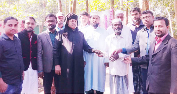 চৌদ্দগ্রামে অসহায় পরিবারের জমি ক্রয়ের জন্য অর্থ হস্তান্তর
