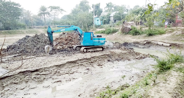 মুরাদনগরে ভূমি অফিসের নোটিশ উপেক্ষা করে নদ-নদীর মাটি কাটার হিড়িক
