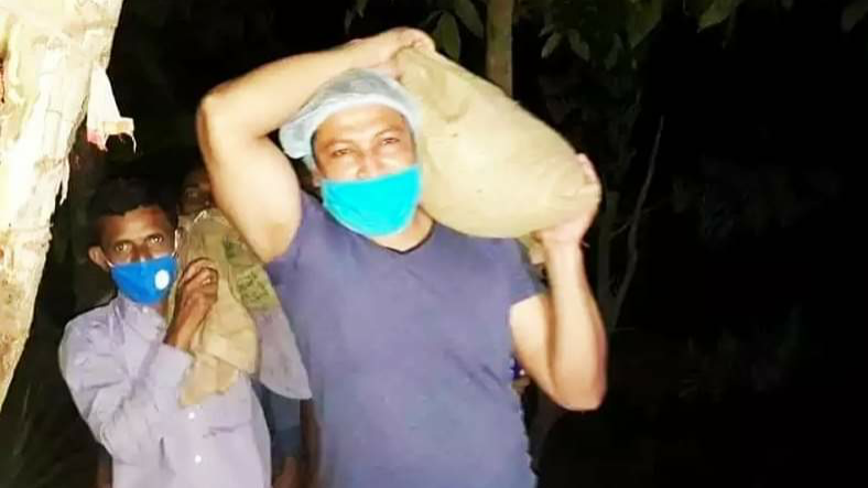 মনোহরগঞ্জে রাতের আঁধারে কাঁধে ত্রাণ নিয়ে ছুটেন চেয়ারম্যান আল-আমিন