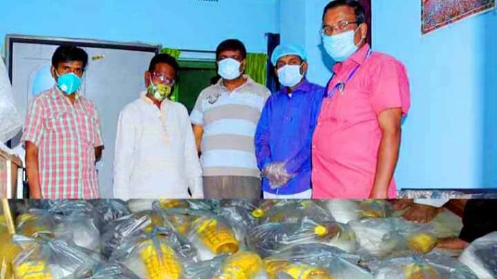 কুমিল্লায় সংবাদকর্মীদের মধ্যে আশিক অমিতাভের ইফতার উপহার