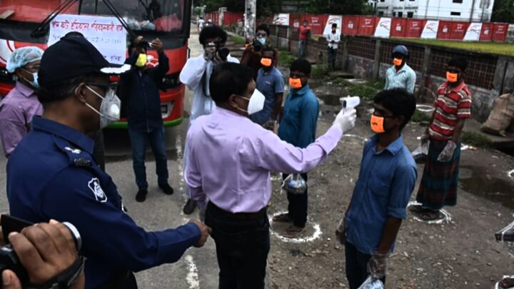 কুমিল্লা থেকে বরেন্দ্র ভূমিতে ধান কাটার শ্রমিক পাঠালো পুলিশ