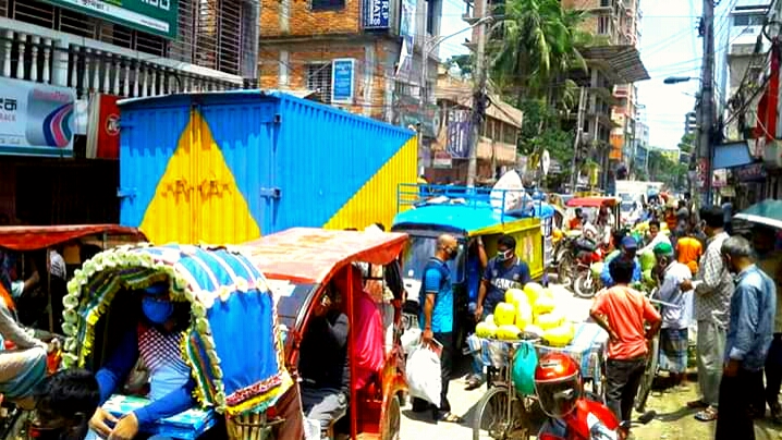 কুমিল্লায় লকডাউনে জনসমাগম: করোনা ছড়িয়ে পড়ার আশঙ্কা