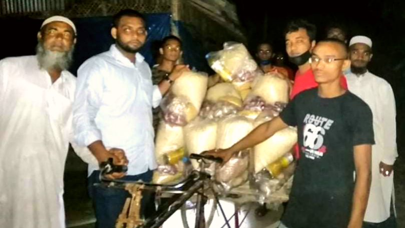 নাঙ্গলকোটে রাতের আধারে বাড়ি বাড়ি রমজানের উপহার পৌঁছে দিচ্ছে যুবকরা