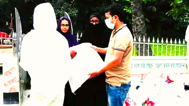 লাকসামে তিন হাজার পরিবারের মুখে হাসি ফুটালেন আ.লীগ নেতা ফারুক