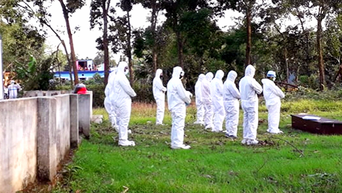 করোনাযুদ্ধে হেরে যাওয়া কনস্টেবল জসিমকে কুমিল্লায় সমাহিত
