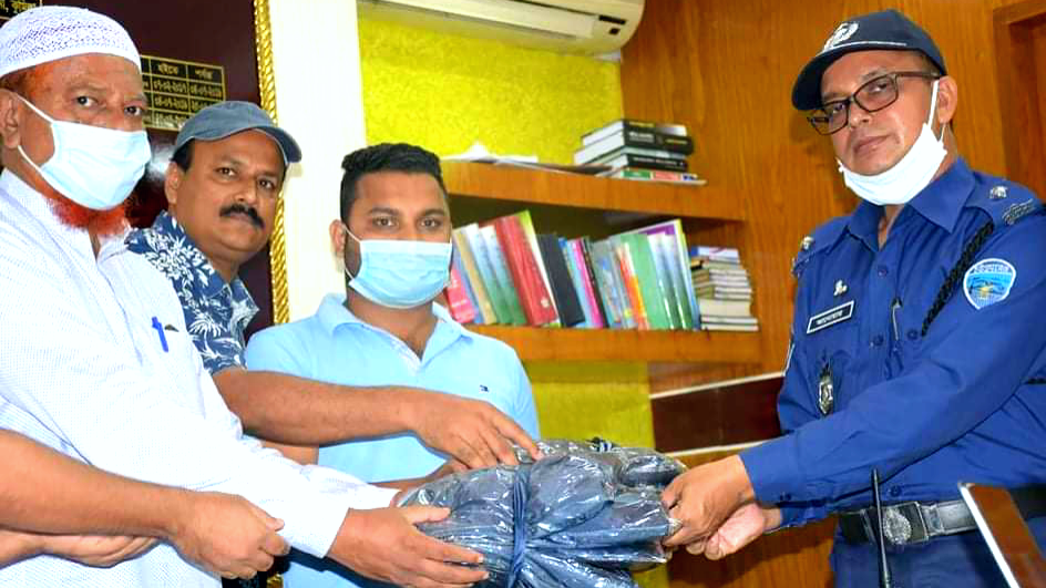 কুমিল্লা মেডিকেল কলেজ ও কোতয়ালী থানায় পিপিই পৌঁছে দিল এমডিএইচবি ফাউন্ডেশন