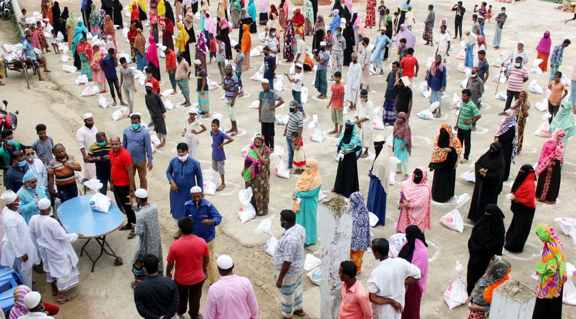 মুরাদনগরে এমপি’র নির্দেশে আক্তার মেম্বারের ইফতার সামগ্রী বিতরণ